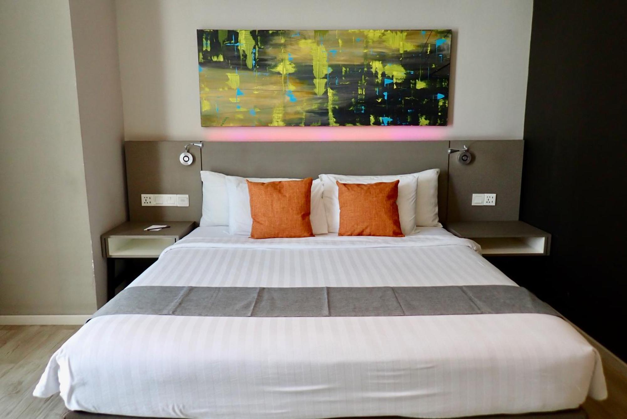 Hotel Qliq Damansara à Petaling Jaya Extérieur photo